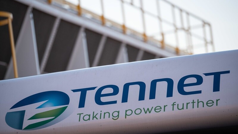 Ein Schild trägt das Logo des niederländischen Stromnetzbetreibers Tennet.