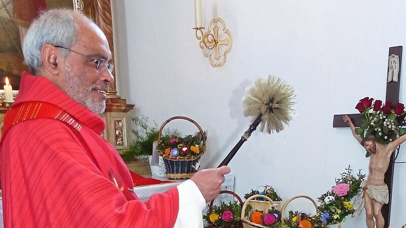 Am Palmsonntag segnete Pfarrer Vattathara die vorher von den Gläubigen abgelegten Palmbüscherl. Ein Film über den Gottesdienst wurde später im Internet veröffentlicht.