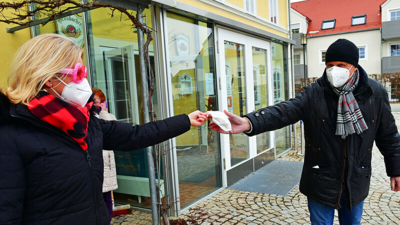 Mit Abstand: Bürgermeisterin Susanne Hoyer verteilte die Krapfentütchen persönlich - mit einem Blick durch die rosa Brille.