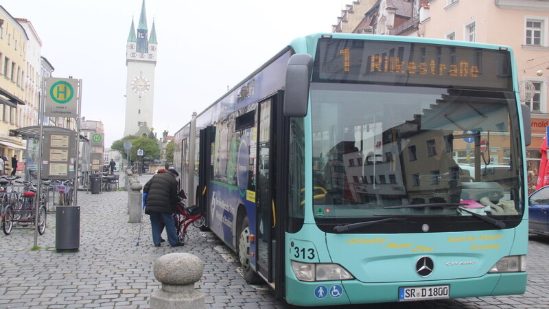 Mit dem unbefristet geltenden "80 Plus"-Ticket können über 80-Jährige, die ihren Führerschein freiwillig abgegeben haben, kostenlos alle städtischen Linienbusse nutzen.