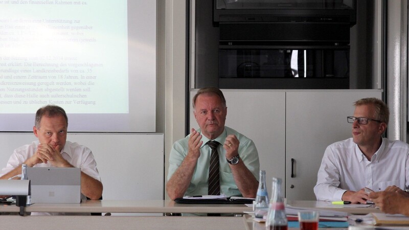 Der Sitzungsleiter, stellvertretender Landrat Willi Killinger (Mitte), zusammen mit Landratsbüroleiter Günther Weinberger (li.) und dem Juristen Alexander Kraus.