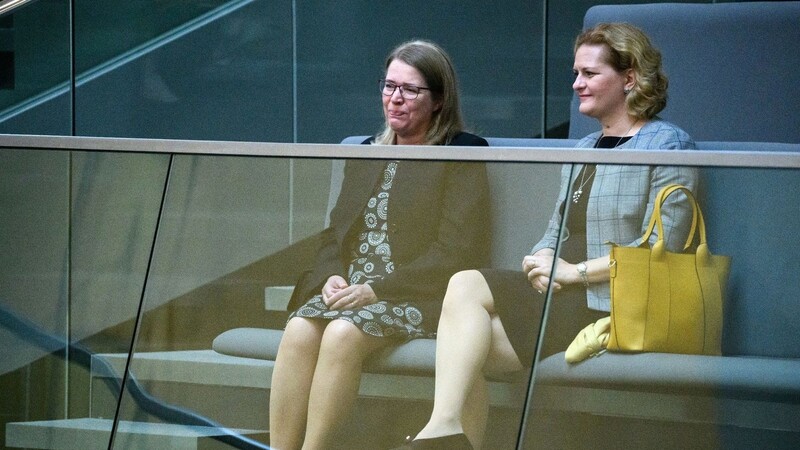 Die finnische Botschafterin Anne Sipiläinen (l.) und Jenny Lennung Malmqvist, Gesandte an der Botschaft von Schweden in Deutschland, verfolgen die Debatte über den Nato-Beitritt von Schweden und Finnland im Bundestag.