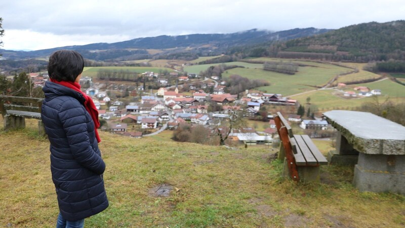 Rosi Deser blickt vom Hofberg auf ihre alte Heimat Haibach.