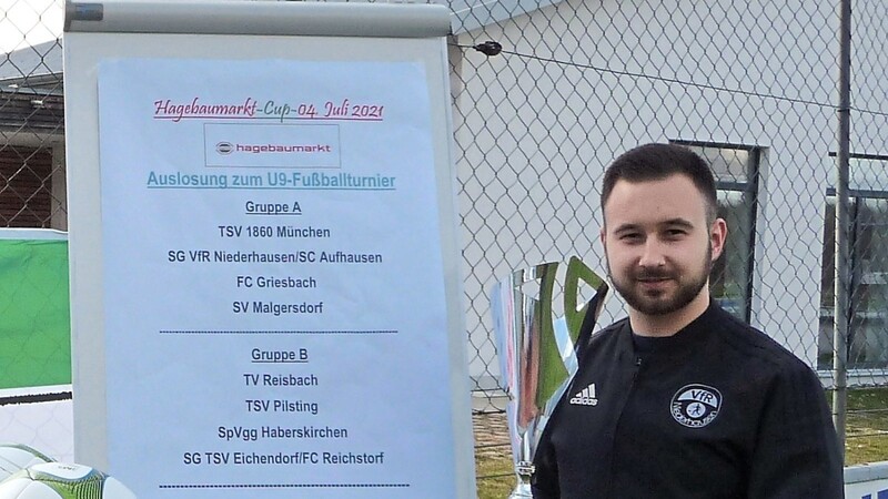 Stellvertretender VfR-Vorstand "Jugend", Daniel Burkl, präsentierte die Gruppenauslosung für den U9-Hagebaumarkt-Cup auf dem Sportgelände in Niederhausen.