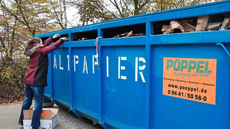 Mithilfe der neuen Beschilderung der einzelnen Fraktionen finden sich die Anlieferer im Wertstoffzentrum von Haunsbach schnell zurecht, wo sie ihren Müll entsorgen können.