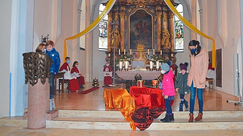 Kinder stellten Laternen vor dem Altar auf.