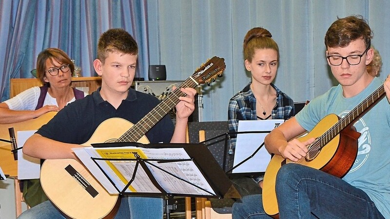 Die Gitarristen Lukas Jacobsen mit Bastian Schönthier beim Schülerkonzert der Städtischen Musikschule.