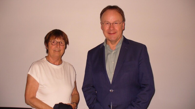 ÖDP-Bezirksvorsitzender Urban Mangold gratulierte Kreisrätin Brigitte Baueregger zu ihrer einstimmigen Wahl als Beisitzerin im niederbayerischen ÖDP-Vorstand.