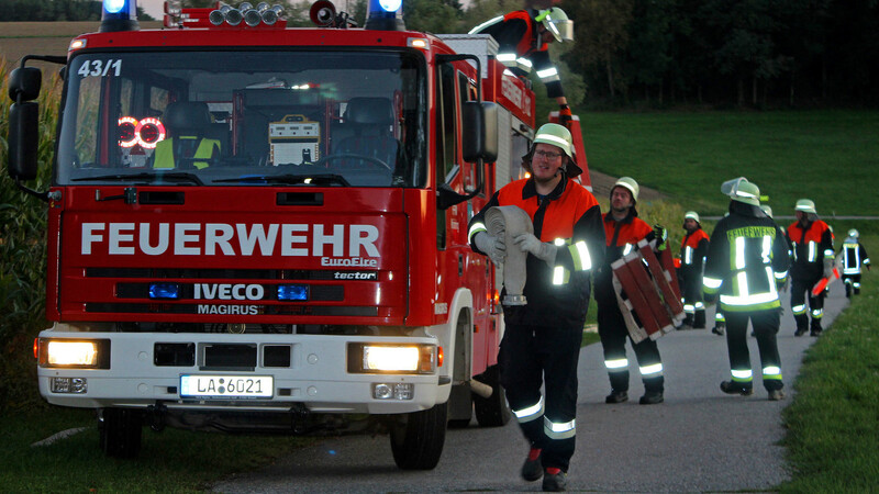 Der Aufbau der Wasserversorgung durch die Feuerwehren Kröning und Dietelskirchen. - Die Feuerwehrleute aus Wippstetten waren als erste am Einsatzort.