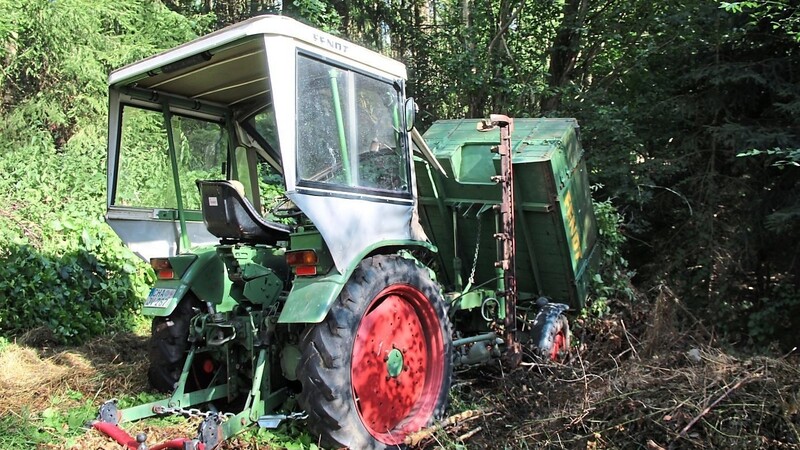 Über eine lange Schlauchleitung führten die Wehren das Wasser zu dem Traktor im Wald und löschten.