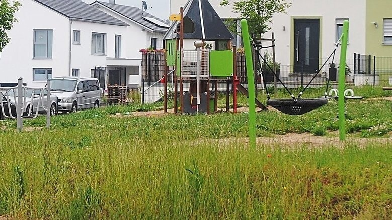 Um den Spielplatz am Eulenweg soll eine Hecke als Abgrenzung zur Straße und zur Bushaltestelle gepflanzt werden.