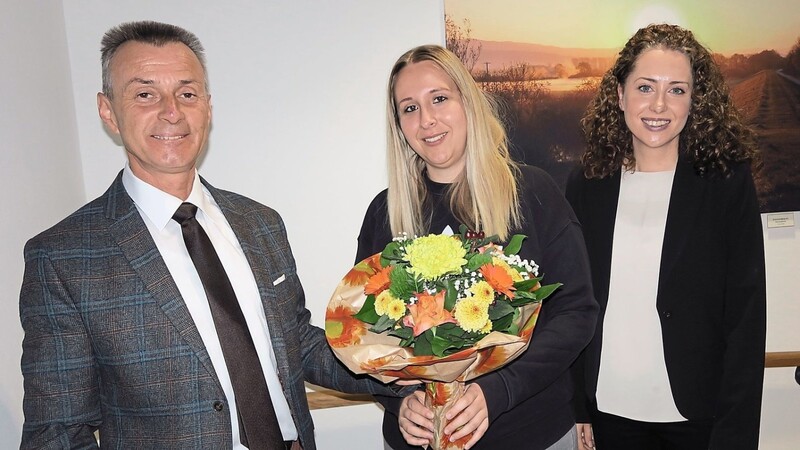 Bürgermeister Hans Biederer verabschiedete Jasmin Handwerker (Mitte) und begrüßte Sindy Zengerling als neue Mitarbeiterin im Jugendtreff.