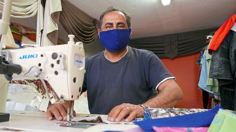 Bei Firas Al Naser erhält man günstig selbstgenähte Masken. 100 Stück - 50 für Kinder, 50 für Erwachsene - spendet auch er.