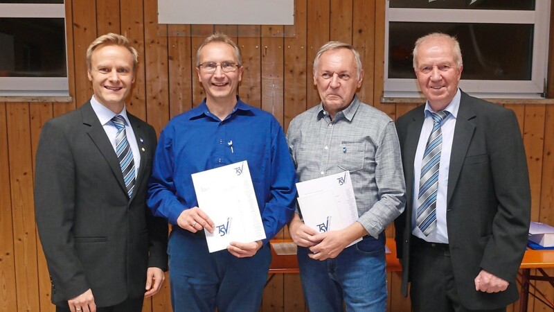 TSV-Vorsitzender Alexander Hauf (links) und dritter TSV-Boss Herbert Knier (rechts) nahmen Werner Lohr (2. v. l.) und Richard Rist in ihre Mitte.