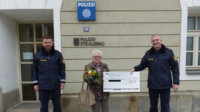 Straubingerin erhielt für ihre Zivilcourage einen Scheck von der Polizei.