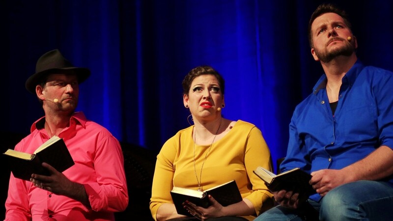 Drei Personen auf der Bühne präsentierten zehn Rollen.