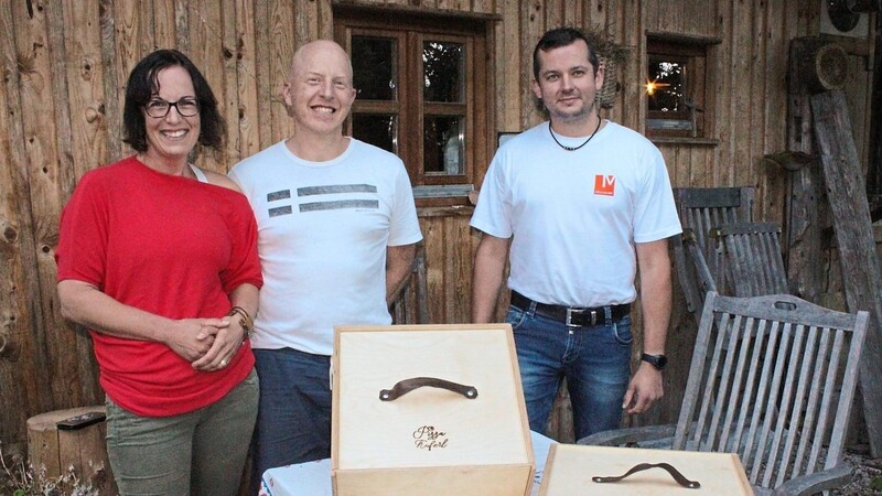 Diese drei Tüftler stecken hinter der Holzbox: Verena Kerscher, bekannt durch ihren Holzschmuck Ulmenrausch, ihr Mann Marco und Schreinermeister Markus Mühlbauer.