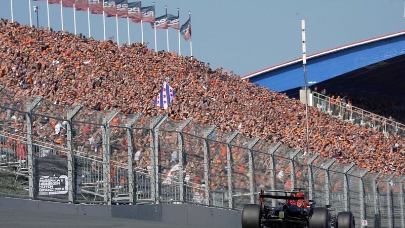 Vor 70.000 Fans fährt Max Verstappen beim Großen Preis der Niederlande als Erster ins Ziel.