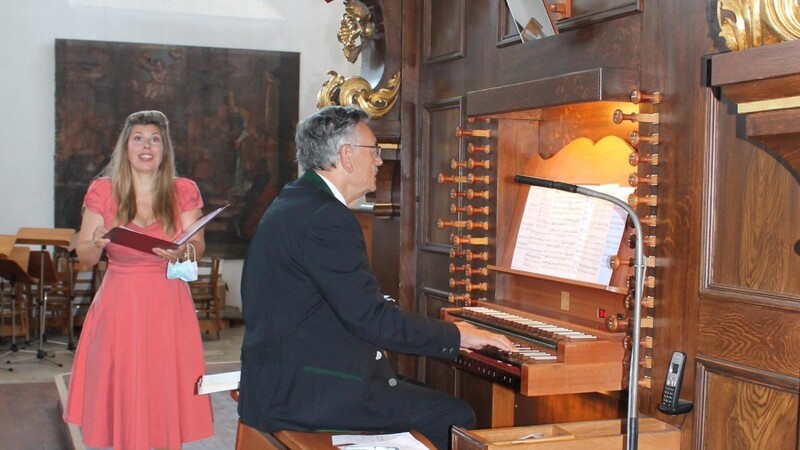 Die musikalische Gestaltung lag in den Händen von Prof. Dr. Wolfgang Herrmann, von 1995 bis 2019 Präsident der TU München sowie Ehrenbürger Straubings, der die Sandtner-Orgel spielte, sowie als Solistin Sopranistin Ute Ziemer.