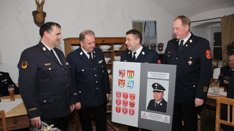 Mit einer Collage und einem Fotobuch bedankte sich KBI Andreas Bergbauer im Namen der Feuerwehrführung bei Josef Pritzl.