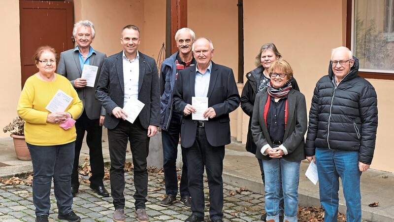 Der Seniorenbeirat mit dem Bürgermeister: Helga Arnold (von links), Reiner Sandner, Armin Grassinger, Rudolf Furtner, Günther Hartl, Christine Knobus, Doris De Benediktis und Hubert Hauffe.