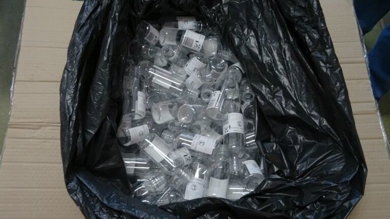 Mit rund 25.000 gefälschten Pfandflaschen im Gepäck machte sich ein 42-jährigen Mann aus Rumänien auf die Reise zu deutschen Leergut-Automaten.