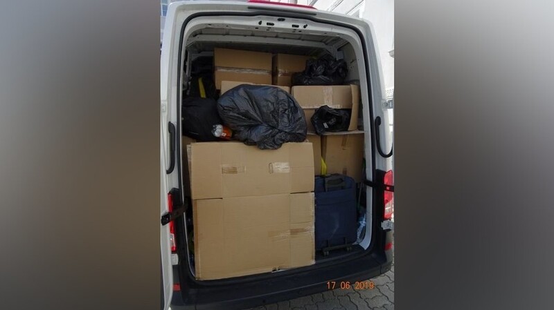 Mit rund 25.000 gefälschten Pfandflaschen im Gepäck machte sich ein 42-jährigen Mann aus Rumänien auf die Reise zu deutschen Leergut-Automaten.