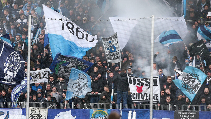 Beleidigendes Banner: der Block des TSV 1860 beim Spiel in Zwickau.