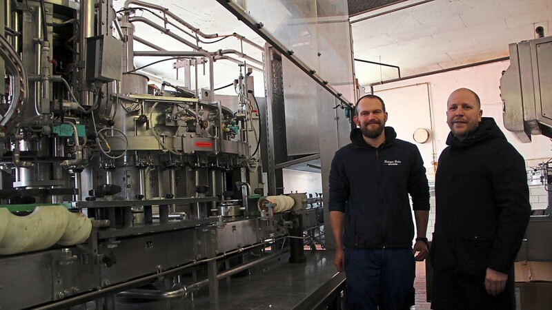 Andreas Kettl (l.) macht seine Ausbildung in der Brauerei von Michael Sturm. Er beschäftigt sich mit der Wartung und Reinigung der Abfüllanlage. Sie fertigt etwa 8 000 Flaschen pro Stunde ab.
