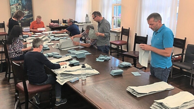 Im Sitzungssaal des Rathauses fand die Auszählung des Briefwahlbezirks 1 statt. Wenig überraschend: Die Wahl der Briefwähler erreichte auch in Bad Kötzting einen Rekordwert.