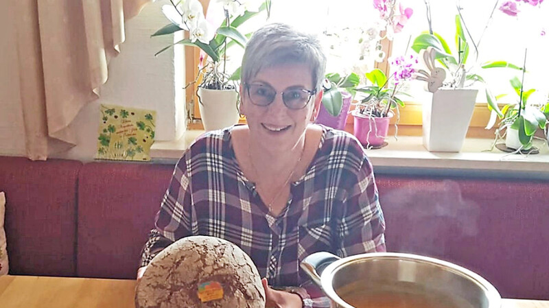 Anita Schießl, Vorsitzende des Müttervereins in Wiesenfelden, kocht im Herbst gern Kürbissuppe und reicht dazu frisches Bauernbrot.