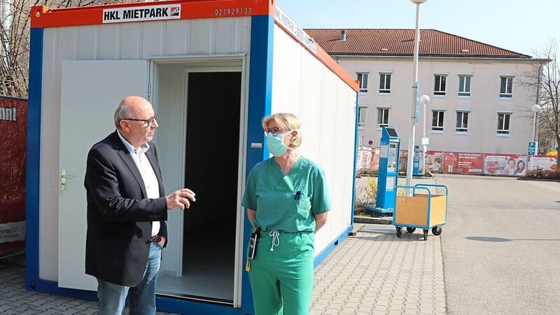 Auf dem Besucherparkplatz des Mainburger Krankenhauses können sich potenzielle Corona-Infizierte im Container testen lassen - allerdings nur mit einem vereinbarten Termin. Landrat Martin Neumeyer machte sich am Freitag ein Bild vor Ort.