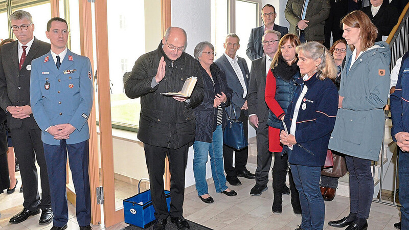 Pfarrer Johann Christian Rahm bei der Segnung der neuen Malteser-Ausbildungsräume im Bildungshaus Sankt Josef.
