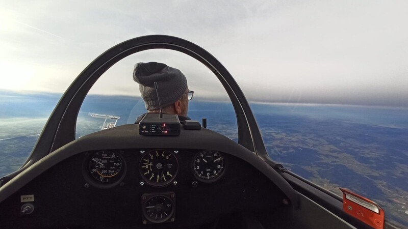 Blick ins Cockpit: Gerhard Sindermann und Manuel Meixensperger genießen einen außergewöhnlichen Segelflug.