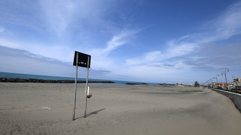Leerer Strand in der Region Latium in Italien: Ob und wie Badeurlaub in diesem Jahr möglich ist, ist noch unklar.