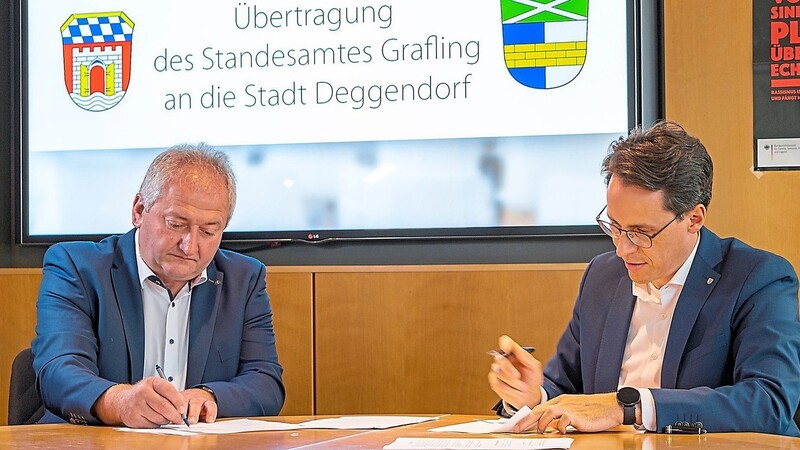 Graflings Bürgermeister Anton Stettmer (l.) und Deggendorfs Oberbürgermeister Dr. Christian Moser unterzeichnen den Vertrag.