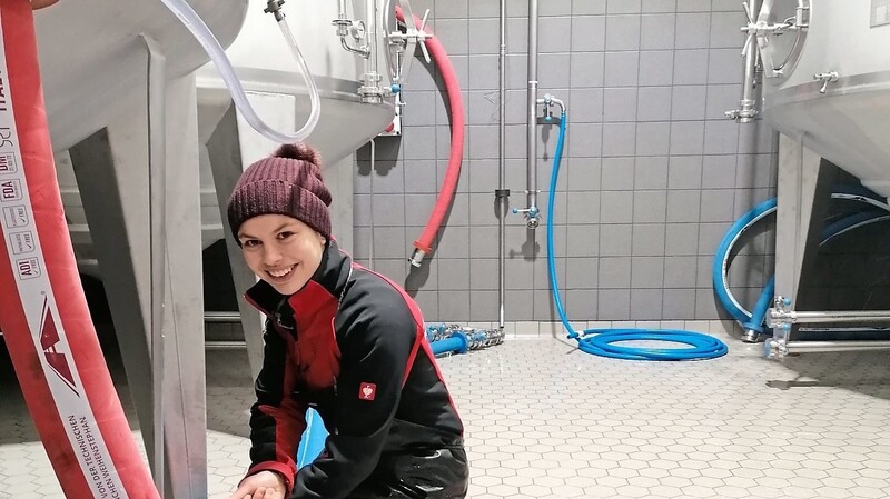 Die junge Brauerin Julia Heindl aus Au möchte ihrer Ausbildung bei Müllerbräu ab Herbst ein Studium der Brau- und Getränketechnologie draufsetzen.