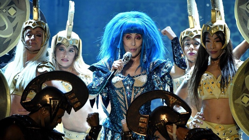 Cher mit gegenderten antiken Kriegerinnen und Kriegern live in der Olympiahalle.