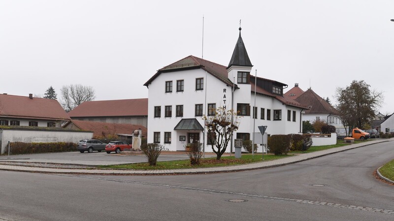 Das Veldener Rathaus, wo auch die Geschäfte der Verwaltsungsgemeinschaft betreut werden, wird nach Inbetriebnahme des neuen Rathauses auf dem Parkdeck an Jahnstraße verkauft. Der Erlös wird anteilsmäßig an die Mitgliedsgemeinden der Verwaltungsgemeinschaft verteilt.