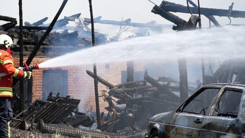 Mehrere Gebäude eines Bauernhofs sind am Mittwoch im Gemeindegebiet Dietersburg im Landkreis Rottal-Inn abgebrannt.