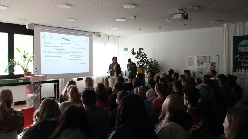 Den Anfang der Präsentationsrunde machten Pia Röder und Martina Stiller von der Marianne-Rosenbaum-Schule.