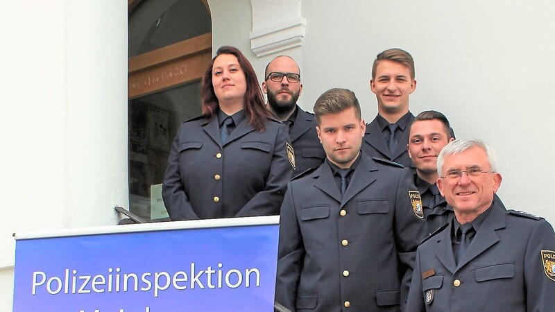 Polizeichef Johann Stanglmair (rechts) mit den neuen Kollegen (v.l.): Irina Weweck, Stefan Hopfensperger, Andreas Buchstaller, Tobias Gschwendner und Ludwig Rottbauer.