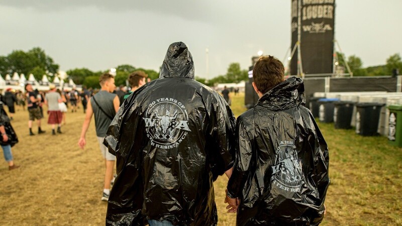 Besucher des Wacken Open Air verlassen nach einer Unwetterwarnung das Veranstaltungsgelände.