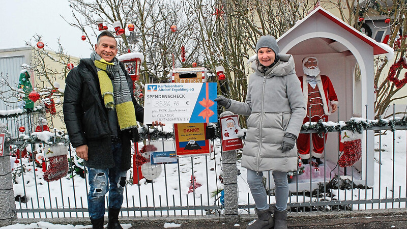 Sissi Pöschl und Christian Wallner vor dem Weihnachtshaus