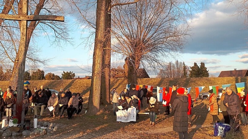 Etwa 70 Teilnehmer waren zum letzten Donaugebet des Monats Februar an das Ufer in Niederalteich gekommen.