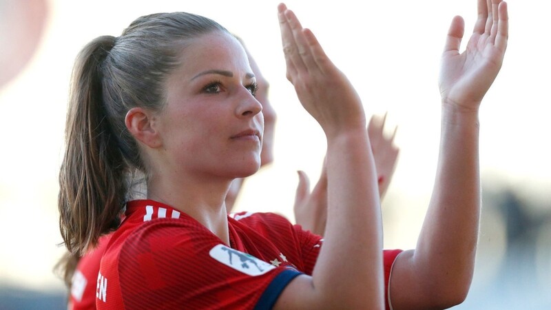 Der Jubel ist groß bei den Bayern-Spielerinnen um Melanie Leupolz (r.) - endlich rollt in der Frauen-Bundesliga wieder der Ball.