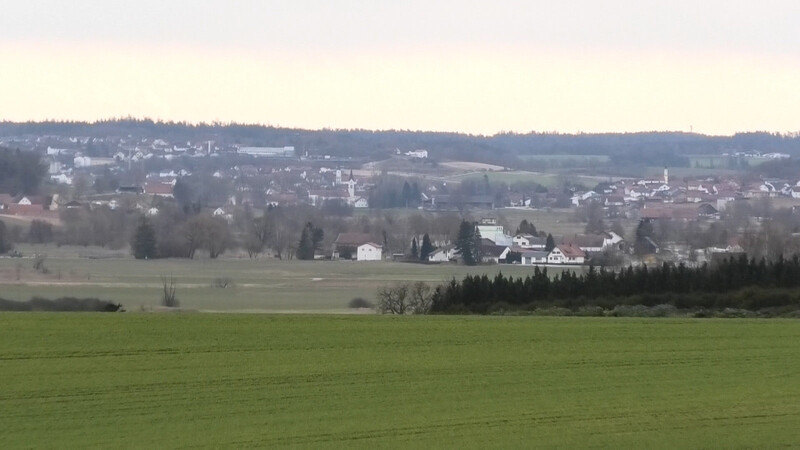 Der Blick ins Tal der Großen Laber vom Aussichtspunkt: Etwa in der Bildmitte sind die Spitalkirche St. Josef in Pattendorf und die Filialkirche St. Ulrich in Gisseltshausen (links davon) zu sehen. Es scheint, als wären sie nah beieinander. Tatsächlich sind sie rund eineinhalb Kilometer Luftlinie entfernt.