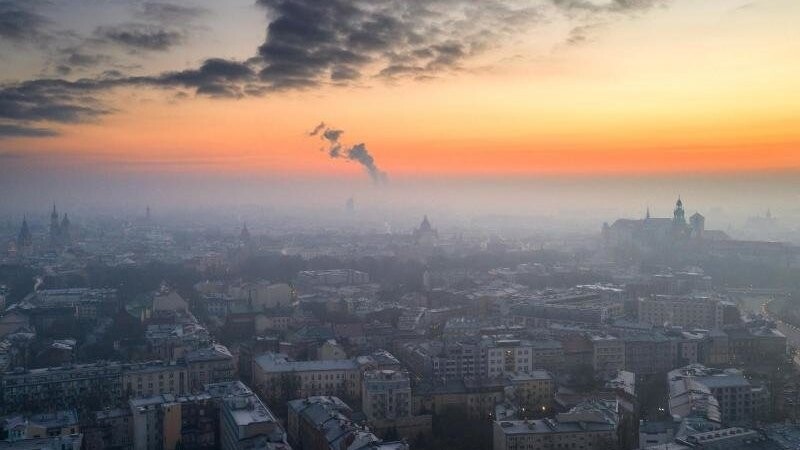 Smog ist über der Stadt Krakau zu sehen. Die Menschen in weiten Teilen der Europäischen Union atmen nach Angaben der Umweltagentur EEA noch immer zu viele Schadstoffe ein.