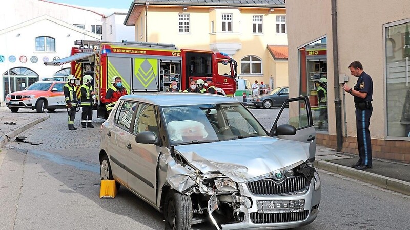 Die beiden Insassen des Autos werden zum Glück nur leicht verletzt und kommen ins Krankenhaus.