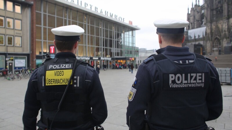 Beim diesjährigen Kölner Karneval sollen deutlich mehr Polizisten im Einsatz sein als in den vergangenen Jahren.